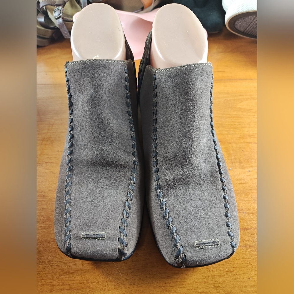 Indigo by Clarks Gray Suede Flower Slip On Ankle Boots Shoes Womens Size 7M